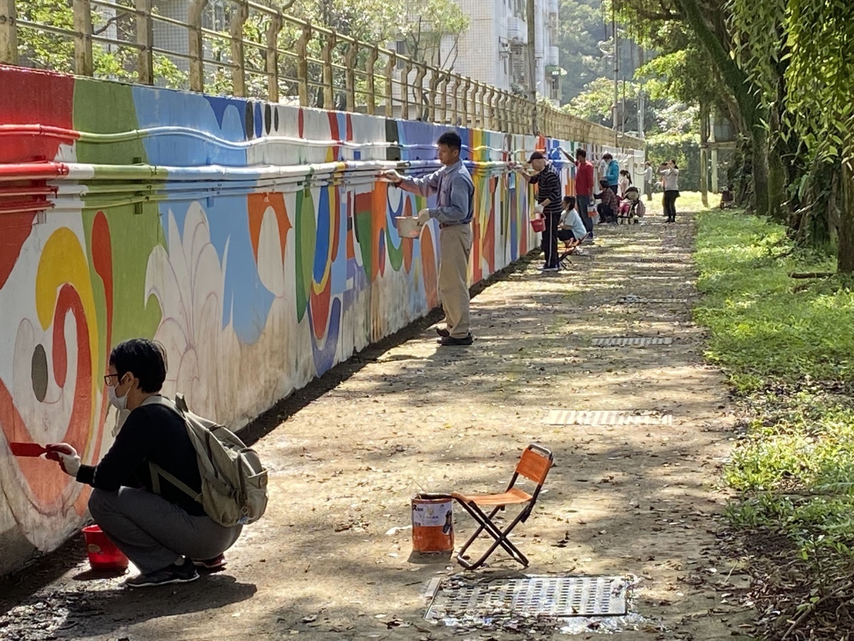 1.在地居民也一起來彩繪校園圍牆將藝術氛圍推廣至社區